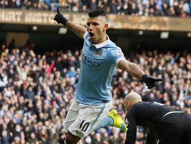 Penyerang Manchester City, Sergio Aguero, merayakan gol yang dicetaknya ke gawang Aston Villa pada laga Liga Premier Inggris di Stadion Ettihad, Sabtu (5/3/2016). City berhasil menang 4-0 atas Aston Villa. (Reuters/Jason Cairnduff)