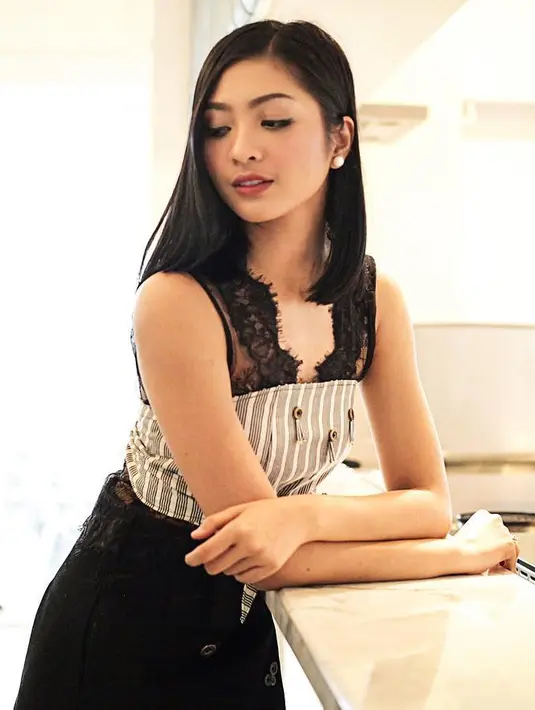 Lahir di Malang tahun 1991, Liza Elly merupakan Runner Up 1 Puteri Indonesia 2011. Dan sekarang ini, ia dikenal sebagai presenter acara televisi, seperti program infotainment dan acara olahraga. (Instagram/lizaellyp)