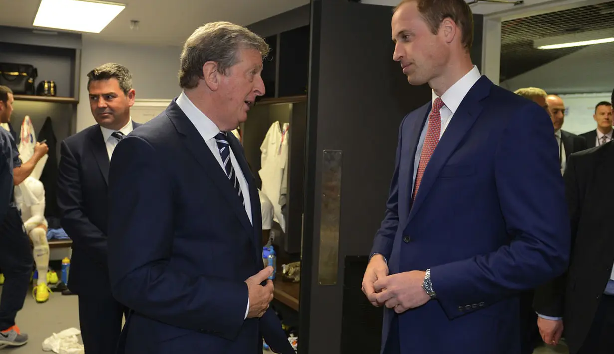 Usai laga persahabatan internasional melawan Peru di Stadion Wembley, London,  (31/5/2014), Pelatih "The Three Lion", Roy Hodgson (kiri) berbincang serius dengan Presiden Asosiasi Sepakbola Inggris, Pangeran William. (REUTERS/Michael Regan)