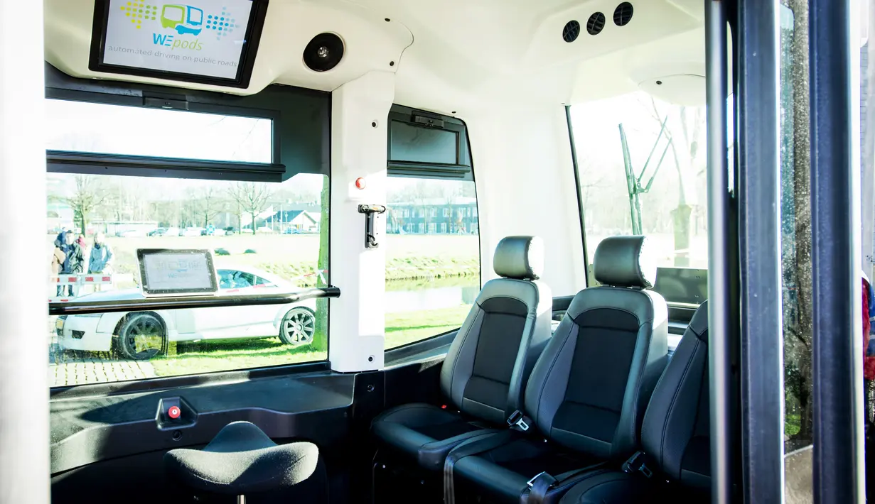 Interior WEpod, minibus tanpa pengemudi, saat uji coba di Wageningen, Belanda , Kamis (28/1). Minibus ini bertenaga listrik itu nantinya menjadi akan angkutan publik yang bisa mengangkut maksimal enam penumpang (Robin Van Lonkhuijsen/ANP/AFP)
