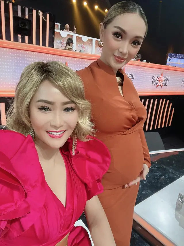 Baby bump Zaskia Gotik yang hamil anak kedua (Foto: Instagram @inul.d)