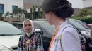 Arumi membawa tas sling bag warna hitam, diketahui Arumi salah satu istri pejabat yang tidak pernah terlihat mengenakan tas branded. Rambutnya ditata sanggul modern dengan model berlekuk.  [@arumibachsin_94]