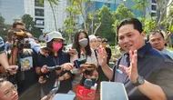 Erick Thohir dalam acara Gotong Royong Boyong Pohon di halaman Kementerian BUMN, Rabu (27/9) - (Liputan6.com/Vatrischa Putri Nur Sutrisno)