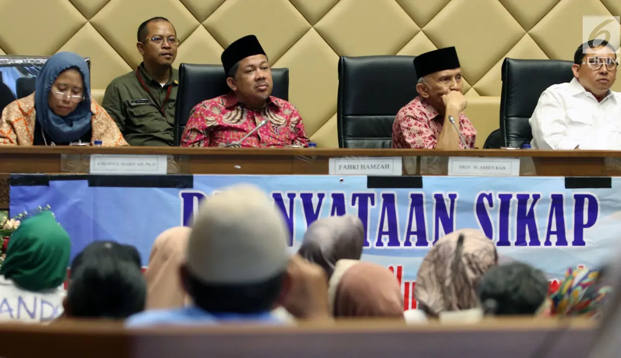 Wakil Ketua DPR Fahri Hamzah dan Fadli Zon bersama politisi PAN Amien Rais dan Mantan Komisioner KPU Chusnul Mariyah saat menjadi narasumber dalam pernyataan sikap "DPT Bermasalah: Pemilu 2019 Berpotensi Chaos!" di Komplek Parlemen Senayan, Jakarta, Selasa (9/4). (Liputan6.com/Johan Tallo)
