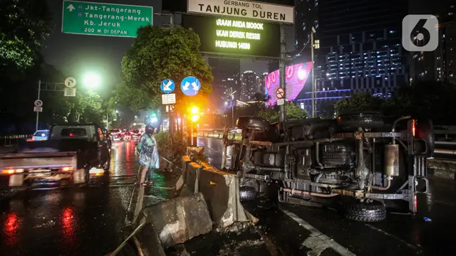 Kondisi Mobil yang Terguling di Depan Gerbang Tol Tanjung Duren