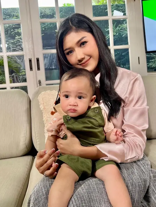 Ini adalah potret kebersamaan Erina Gudono dan Cipung saat datangi kediaman Raffi Ahmad dan Nagita Slavina. Cipung tidak rewel bareng Erina, istri Kaesang Pangarep itu didoakan segera mengandung. Disebut makin cantik dan pancarkan pesonanya, netizen malah mengira Erina Gudono tengah hamil. Pasalnya banyak yang sering mengatakan jika wanita terlihat lebih cantik saat hamil. (Liputan6.com/IG/@erinagudono)