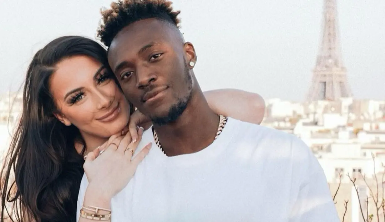 Tammy Abraham saat tidak berlatih dan bertanding bersama Roma, ia menghabiskan waktu bersama kekasihnya. Seperti saat Tammy Abraham melepas penat dengan berlibur di Paris, Prancis bersama Leah Monroe. Momen kebersamaan Tammy dan Leah ini selalu curi perhatian. (Liputan6.com/IG/@leahmonroe_)