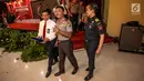 Kapolda Metro Jaya Irjen Idham Aziz usai memberikan penghargaan kepada anggota berprestasi yang mengungkap penyelundupan 1 ton sabu sindikat internasional di Balai Polda Metro Jaya, Jakarta, Selasa (8/8). (Liputan6.com/Faizal Fanani)