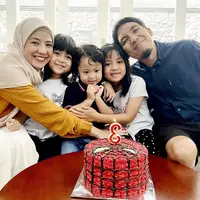 6 Momen Kompak Desta Bareng Ketiga Anaknya, Menangis Lihat Ayah Kalah Pingpong (sumber: Instagram/desta80s)