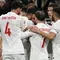 Gelandang Turki #10, Hakan Calhanoglu, merayakan gol pertama timnya dari titik penalti bersama rekan-rekannya selama pertandingan leg kedua play-off UEFA Nations League A/B antara Hungaria dan Turki di Budapest, Hungaria, pada tanggal 23 Maret 2025. (Attila KISBENEDEK/AFP)