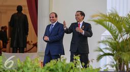 Presiden Joko Widodo berbincang bersama Presiden Republik Arab Mesir Abdel Fattah Al Sisi di halaman belakang Istana MerdekaJakarta, Jumat (4/9/2015). Kunjungan tersebut terkait kerjasama birateral Indonesia dengan Mesir. (Liputan6.com/Faizal Fanani)