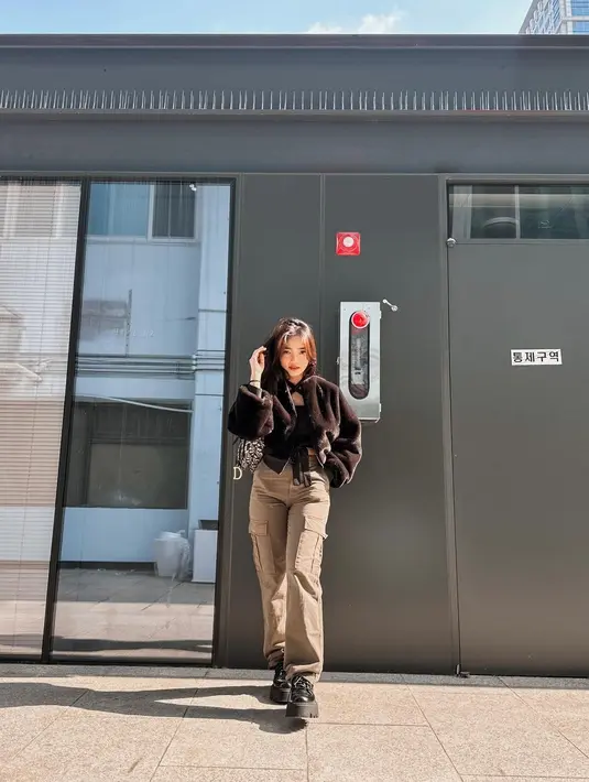 Potret OOTD yang chic dari Fuji dengan outfit berwarna hitam. Ia padukan tank top dengan detail cross-neck dengan jaket bulu hitam. [Foto: Instagram/fuji_an]