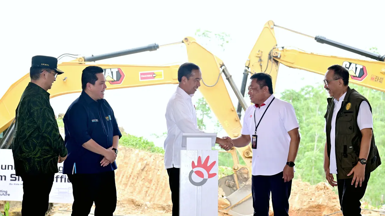 Jokowi melakukan peletakan batu pertama atau groundbreaking Telkom Smart Office di Kawasan Ibu Kota Nusantara (IKN), Kalimantan Timur
