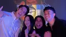 Eca Aura yang tengah dikabarkan akrab dengan El pun hadir mengenakan serba hitam. Ia mengenakan atasan sleeveless dipadukan mini skirt leather. [@boiyenpesek]