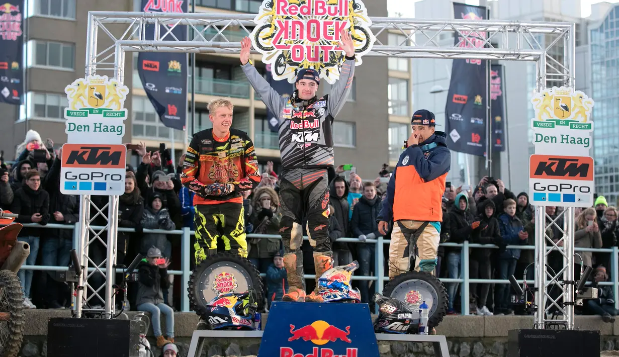 Crosser Jeffrey Herlings asal Belanda (tengah) menyapa para awak media setelah berhasil memenangkan ajang Red Bull Knock Out di Scheveningen, Den Haag, Belanda, Sabtu (19/11). (REUTERS/Red Bull Knock Out)
