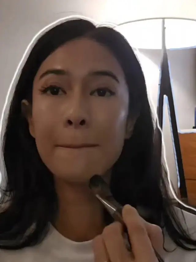 Dian Sastrowardoyo memilih merias wajahnya di Toronto International Film Festival 2025. [@therealdisastr]