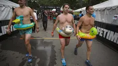 Para peserta acara Underwear Run di Central Park, New York, berhasil melewati garis finis, Jumat (2/8/14). (REUTERS/Carlo Allegri)