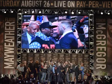 Petinju Floyd Mayweather Jr dan juara Mixed Martial Arts, Conor McGregor menghadiri acara jumpa pers di Staples Center, Los Angeles, 12 Juli 2017.  (AFP/Gene Blevins)