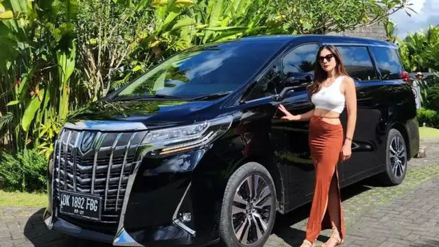 Pesona Wulan Guritno saat Mengenakan Baju Tanpa Lengan