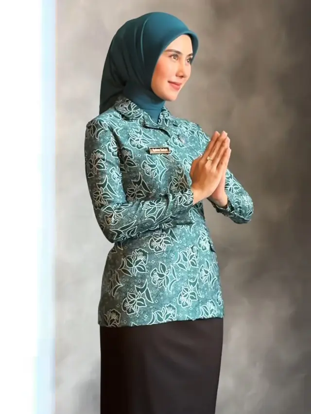 Syahnaz Sadiqah Tampil dengan Seragam PKK. [@putrikurniawati]