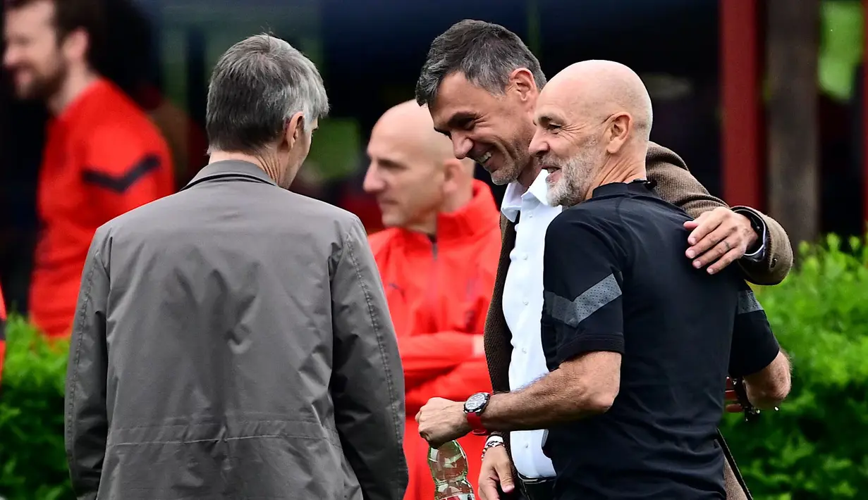Direktur olahraga AC Milan, Paolo Maldini (tengah) berbincang dengan pelatih AC Milan, Stefano Pioli (kanan) saat sesi latihan menjelang laga leg pertama semifinal Liga Champions 2022/2023 melawan Inter Milan di Milanello Sports Centre, Carnago, Milan, 9 Mei 2023. (AFP/Miguel Medina)