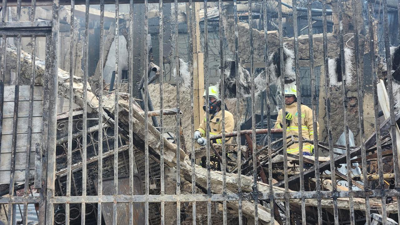 Petugas pemadam kebakaran kembali menemukan satu titik api yang kembali menyala di salah satu reruntuhan bangunan warga sekitar area Depo Pertamina Plumpang, Koja, Jakarta Utara, Sabtu (11/3/2023).