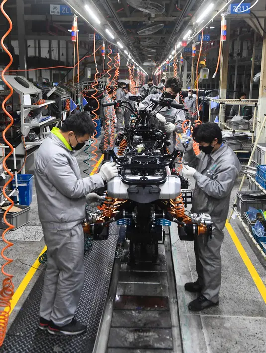 Aktivitas pekerja Zhejiang CFMOTO Power Co. Ltd. di Hangzhou, Provinsi Zhejiang, China, Rabu (12/2/2020). Di bawah arahan dan dukungan otoritas setempat, banyak perusahaan di Zhejiang kembali beroperasi setelah melakukan pencegahan dan pengendalian wabah virus corona. (Xinhua/Xu Yu)