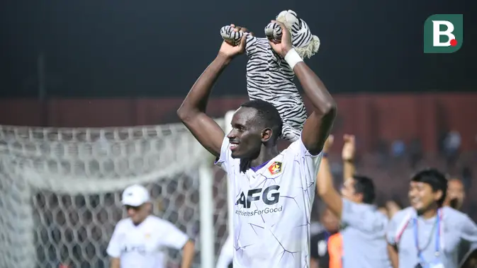 Flavio Silva dapat panggilan kesayangan dari Persikmania. (Bola.com/Gatot Sumitro)