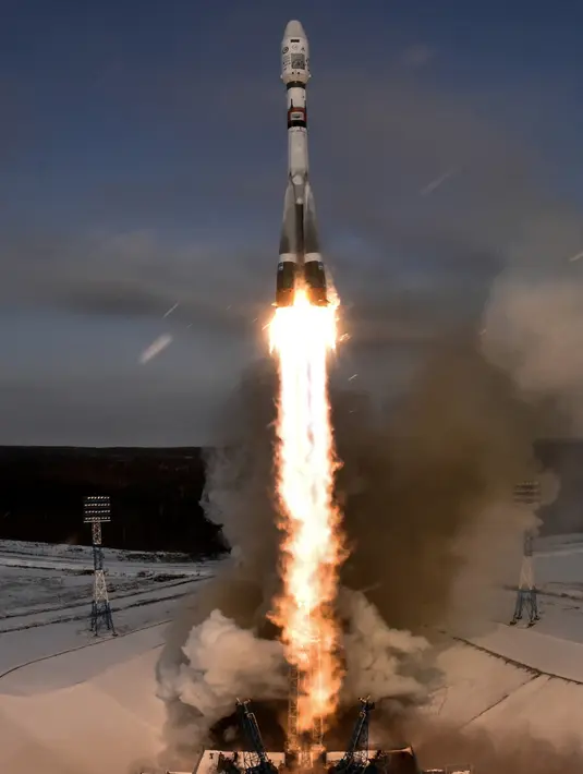 Roket ruang angkasa Soyuz-2.1b membawa Meteor-M 2-1 diluncurkan dari Cosmodrome Vostochny, sebuah fasilitas di wilayah Amur, Rusia, dekat perbatasan China (28/11). (AFP Photo/Kirill Kudryavtsev)
