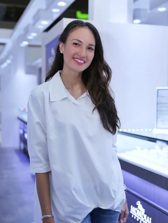 Selain itu, tak sepert kebanyakan wanita yang hobi memakai cincin, Nadine mengakui bahwa dirinya  baru pertamakali mengenakannya saat ia resmi menikah dengan Dimas Anggara belum lama ini. (Adrian Putra/Bintang.com)