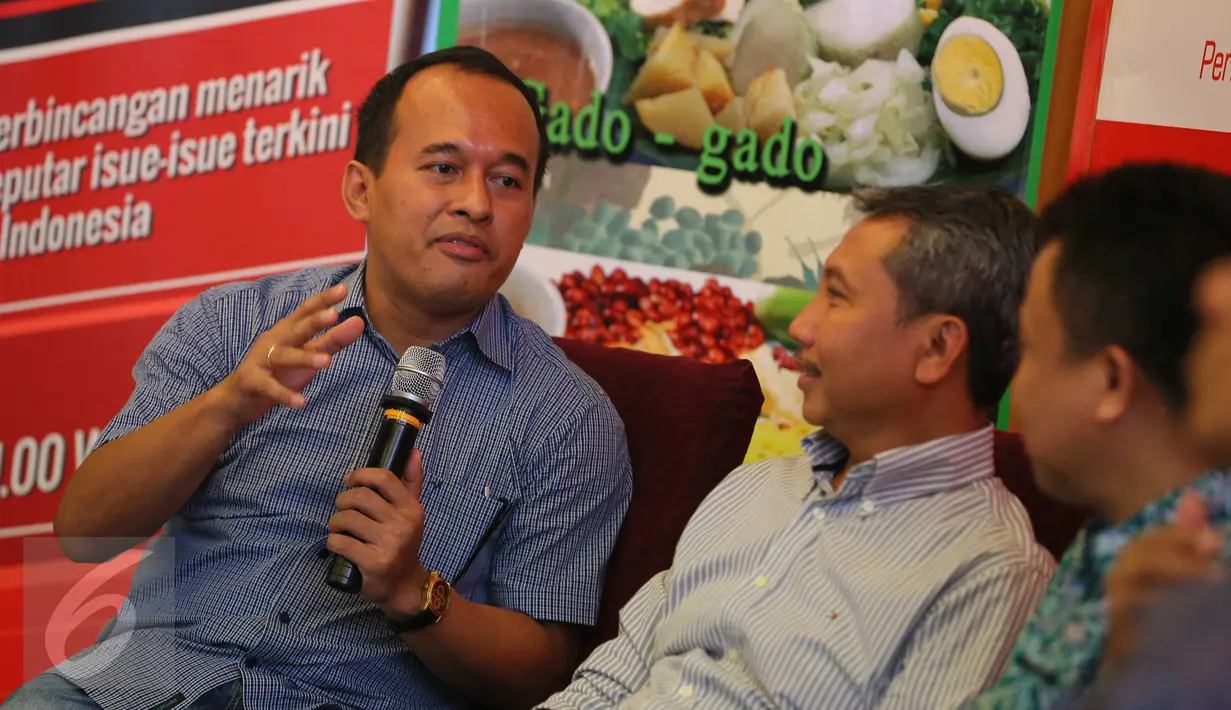 Pengamat politik Populi Center, Nico Harjanto saat menjadi pembicara dalam diskusi bertajuk "Mengapa Teror Jakarta Tak Mampu Meneror Kita?" di Jakarta, Sabtu (15/1). (Liputan6.com/Faizal Fanani)