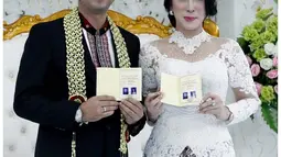 Pasangan Artis peran Rio Reifan dan pengusaha Henny Yuliyanah ini menikah pada 18 Agustus 2018 di Jakarta. (Liputan6.com/IG/@rioreifan)