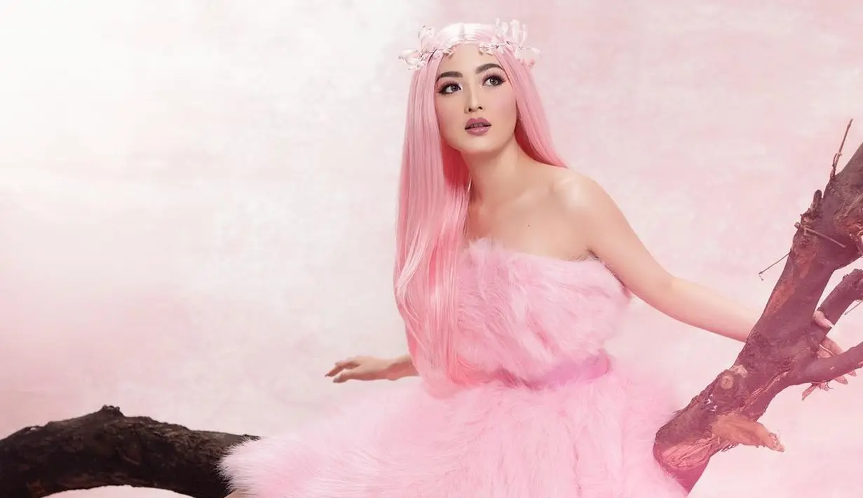 Terkadang menyamar seperti peri yang menemani princess dengan strapless dress pink (Instagram @natashawilona12)
