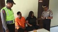 Sepasang kekasih penipu ilmu gendam dibekuk polisi (Liputan6.com / Zainul Airifn)