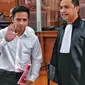 Bharada Richard Eliezer Pudihang Lumiu atau Bharada E (kiri) bersiap menjalani sidang perdana terkait kasus dugaan pembunuhan berencana Brigadir Yosua Hutabarat alias Brigadir J di Pengadilan Negeri Jakarta Selatan, Selasa (18/10/2022). Eliezer didakwa dengan Pasal 340 KUHP Juncto Pasal 55 Ayat 1 ke 1 Subsider Pasal 338 KUHP Juncto Pasal 54 Ayat 1 ke 1. (Liputan6.com/Angga Yuniar)