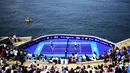 Petenis Austria Dominic Thiem (kanan) bertanding melawan petenis Jerman Alexander Zverev di forum "Sinfonia del Mar" di Acapulco, Meksiko (26/2). Yang menarik dari pertandingan ini, lapangan tenis berada di tebing pinggir pantai. (AFP Photo/Pedro Pardo)