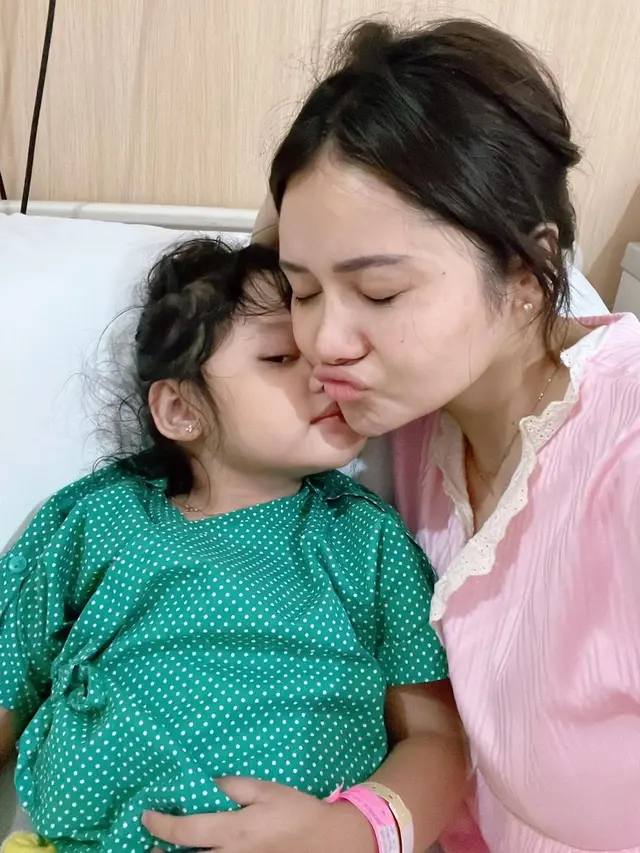 Jalani Opname, Ini 7 Potret Mawar AFI Temani Putrinya yang Terbaring Sakit