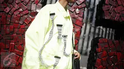 Seorang aktivis mengenakan busana yang dirancang dari limbah kabel saat menggelar aksinya di CFD di Jakarta, Minggu (26/2). Laporan dari United Nations University bahwa Indonesia menghasilkan745 kiloton limbah elektronik. (Liputan6.com/Faizal Fanani)
