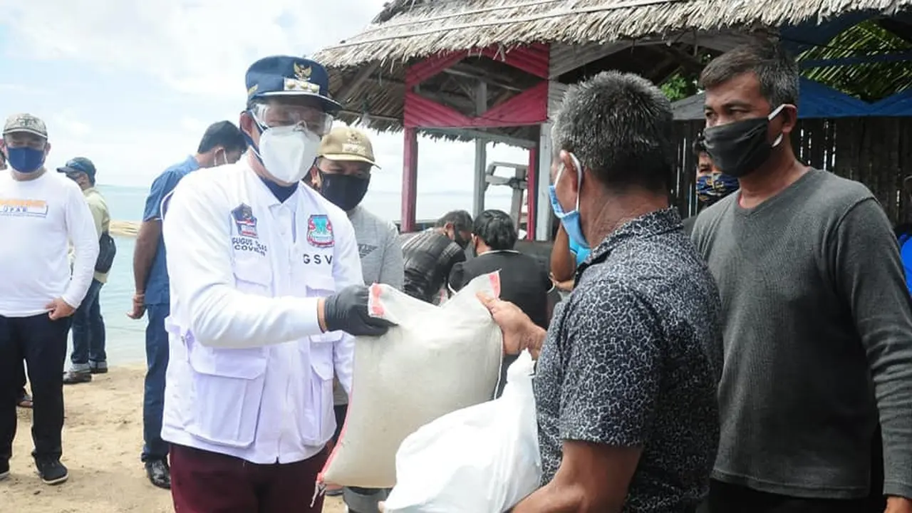 Wali Kota Manado Vicky Lumentut bersama rombongan membawa langsung bantuan ke Kecamatan Bunaken Kepulauan.