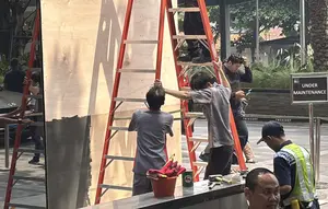 Mobil Tabrak Kaca Gedung di SCBD, Pengunjung Sempat Heboh