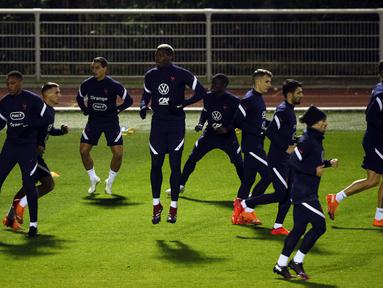 Para pemain timnas Prancis ambil bagian dalam sesi latihan di Clairefontaine-en-Yvelines, barat daya Paris, Selasa (10/11/2020). Prancis akan beruji coba melawan Finlandia di Stade de France pada Kamis (12/11/2020) dini hari WIB dalam pertandingan persahabatan internasional. (Yoan VALAT/POOL/AFP)