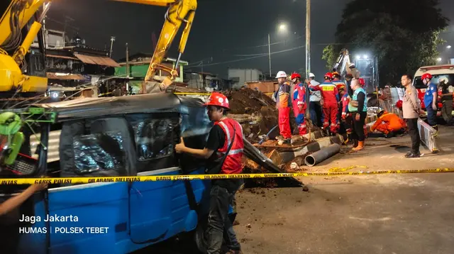 Evakuasi Dramatis Bocah Terjebak di Lubang Proyek Tebet