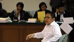 Terdakwa kasus dugaan korupsi proyek Hambalang, Anas Urbaningrum, bersiap membacakan nota pembelaan dirinya di Pengadilan Tipikor Jakarta, (18/9/2014). (Liputan6.com/Helmi Fithriansyah)