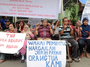 Sejumlah warga para sesepuh veteran berkumpul mengadakan aksi mimbar bebas di kawasan sungai bambu, Jakarta Utara, Rabu (3/2). Dalam aksi mereka menolak pengosongan rumah negara secara paksa terhadap 6 rumah negara. (Liputan6.com/Helmi Afandi)