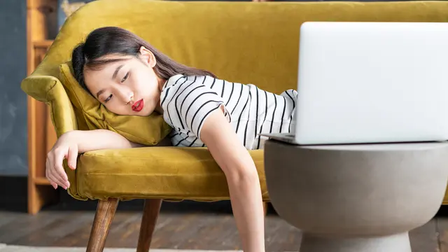 perempuan tidur nonton film