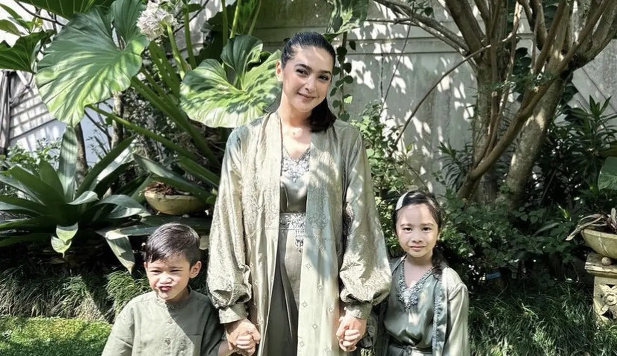 Bersama buah hatinya, Nabila mengenakan outer panjang lengan pump dipadukan jumpsuit hijau sagenya. @nsyakieb85