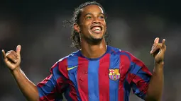 Ronaldinho meraih penghargaan Ballon d'Or 2005 setelah mampu mengantarkan Barcelona meraih gelar Liga Spanyol, Liga Champions, dan Liga Super Spanyol, serta Piala Konfederasi FIFA untuk Timnas Brasil pada musim 2004/05. Padahal, saat itu nilai pasarnya masih mencapai 54 juta euro. (AFP/Lluis Gene)