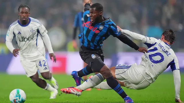 Yunus Musah dari Atalanta berebut bola dengan Nico Paz dari Como