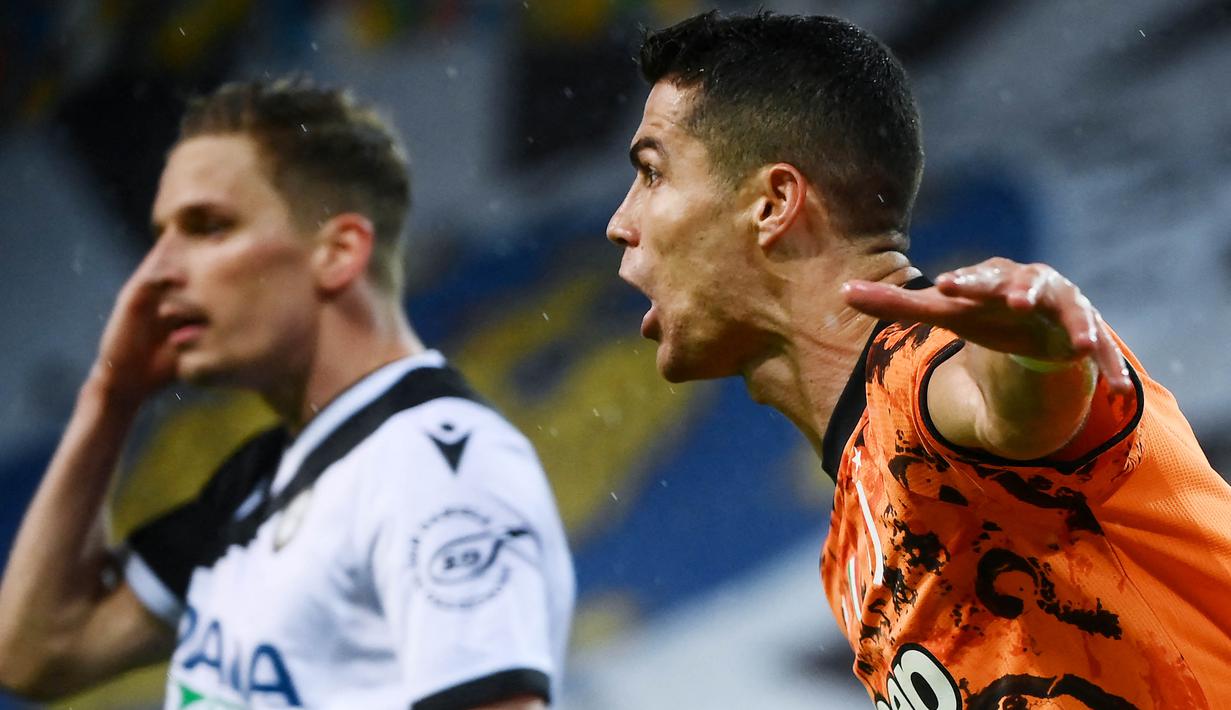 Striker Juventus, Cristiano Ronaldo, melakukan selebrasi usai mencetak gol ke gawang Udinese pada laga Liga Italia di Dacia Arena, Minggu (2/5/2021). Juventus menang dengan skor 1-2. (AFP/Marco Bertorello)