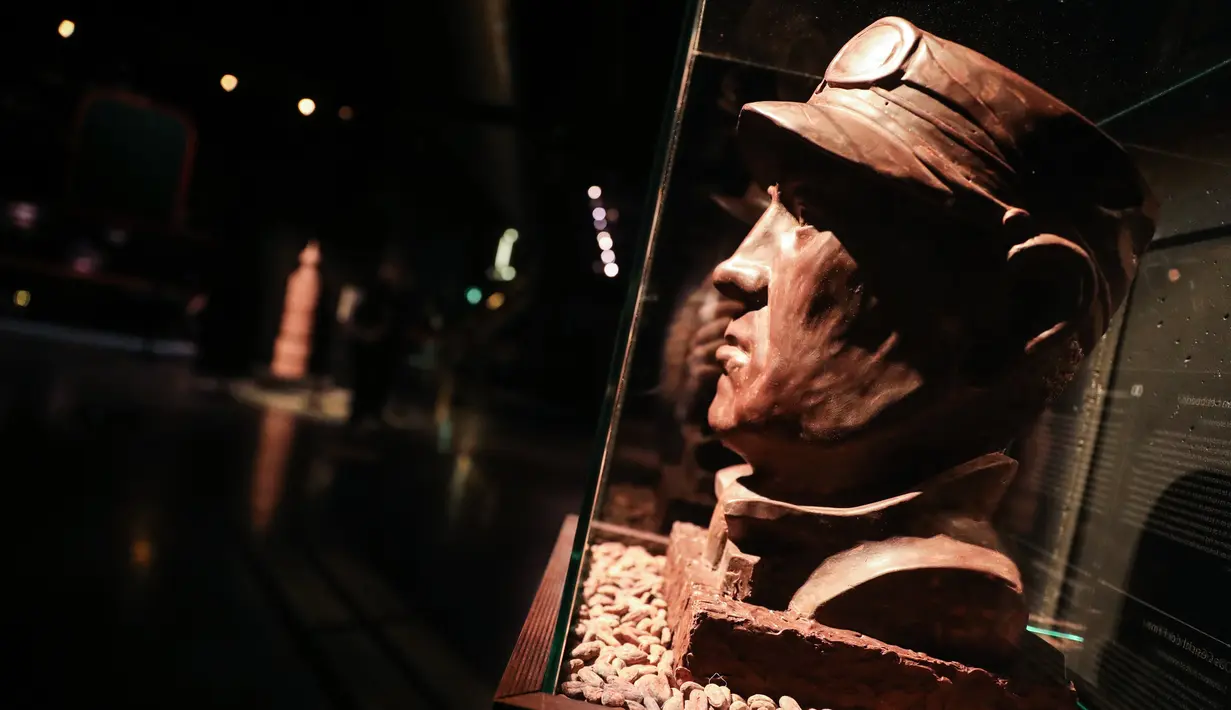 Patung masinis dari cokelat dalam pameran Choco Loco di Train World Museum (Museum Dunia Kereta) yang berada di Brussel, Belgia (15/12/2020). Choco Loco adalah sebuah pameran yang menampilkan berbagai patung dari cokelat bertema kereta api. (Xinhua/Zheng Huansong)